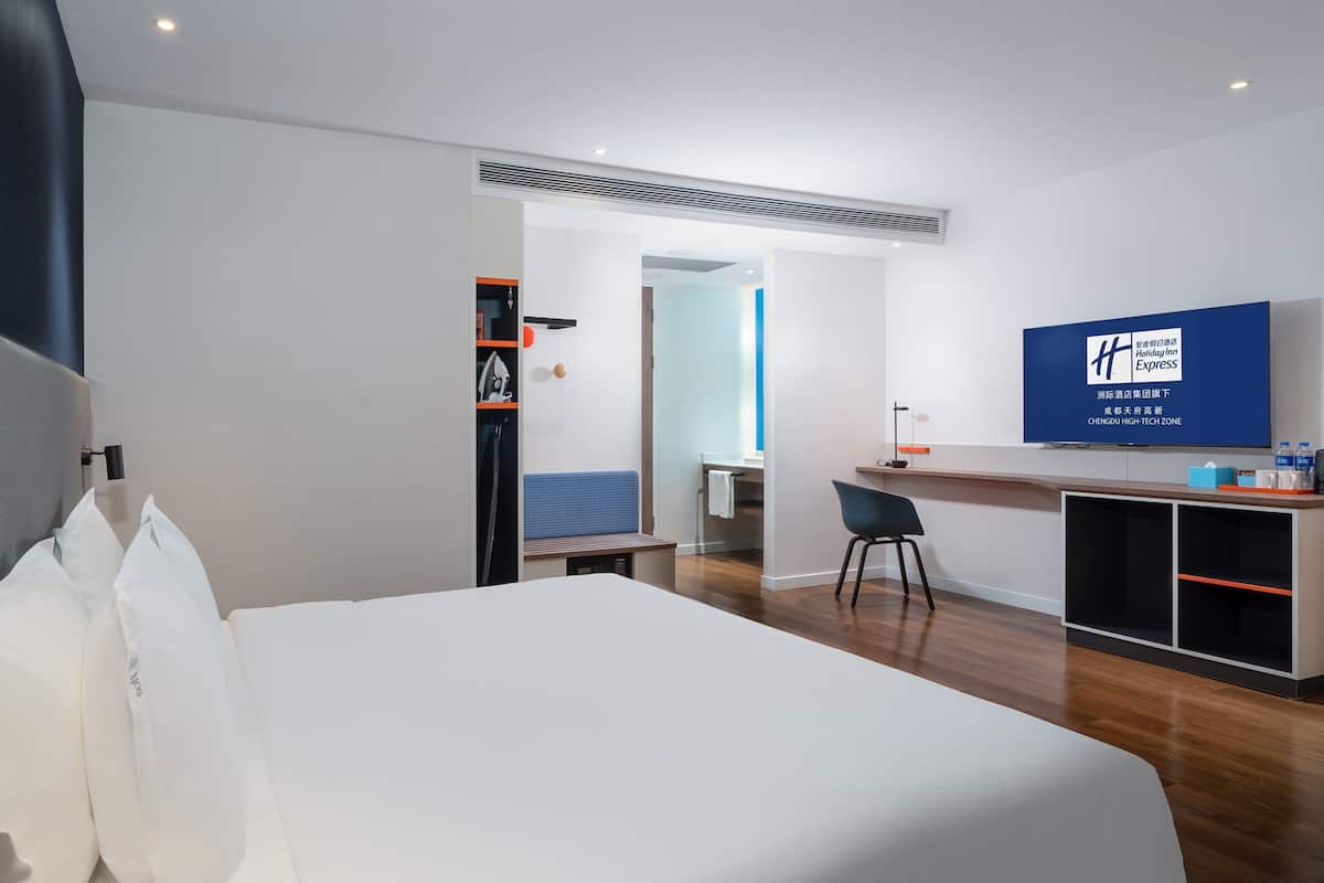 Standaard kamer, 1 kingsize bed | Een minibar, een kluis op de kamer, een bureau, verduisterende gordijnen