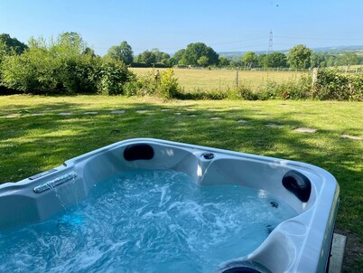 Meadowsweet - luxury Shepherd's Hut, amazing views