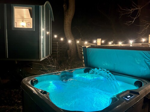 Extra-large luxury Shepherd's Hut, private hot tub, Smart TV, wifi, fab views.