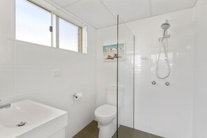 Bathroom - OVERLOOKING KILLICK CREEK & THE BEACH (Crescent Head)