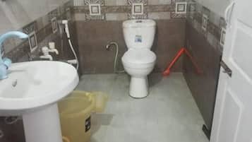 Kamar Double Standar | Kamar mandi | Shower, perlengkapan mandi gratis, dan handuk