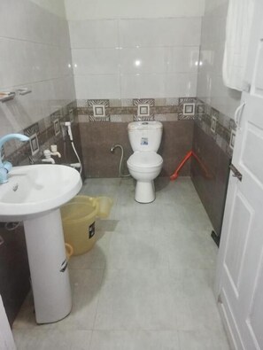 Chambre Double Standard | Salle de bain | Douche, articles de toilette gratuits, serviettes fournies