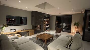 Télévision, cheminée, chaßne hi-fi, espaces bureaux