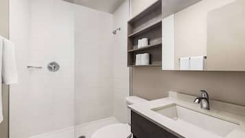 Un baño moderno con ducha, inodoro y lavabo.