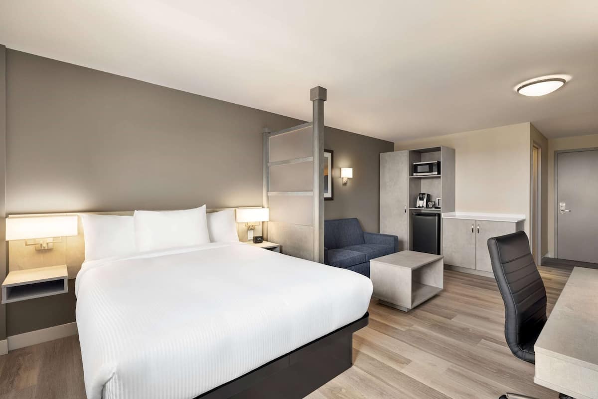Business Room, Non Smoking | 1 bedroom, desk, laptop workspace, WiFi