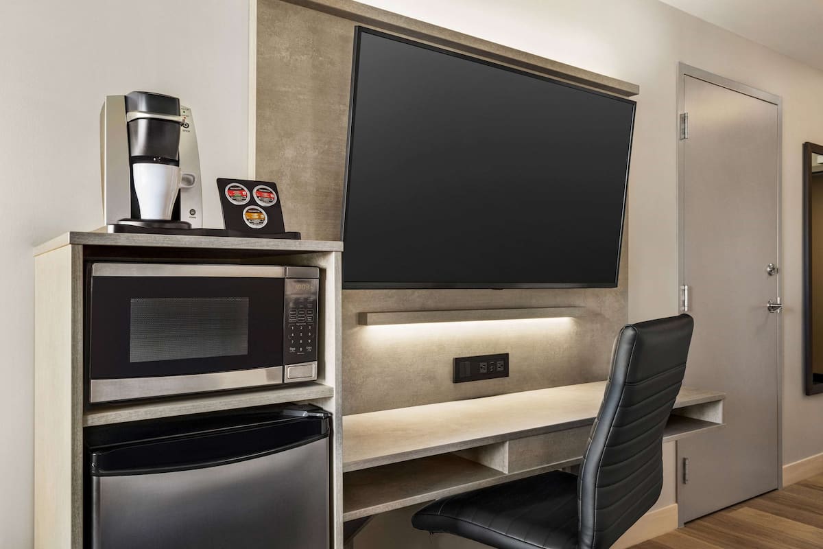 desk, laptop workspace, wifi, bed sheets