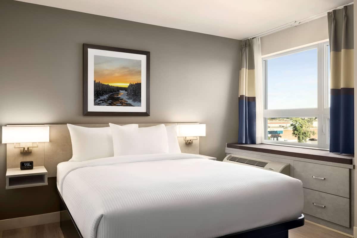 Deluxe Studio Suite, 1 Queen Bed, Non Smoking | 1 bedroom, desk, laptop workspace, WiFi