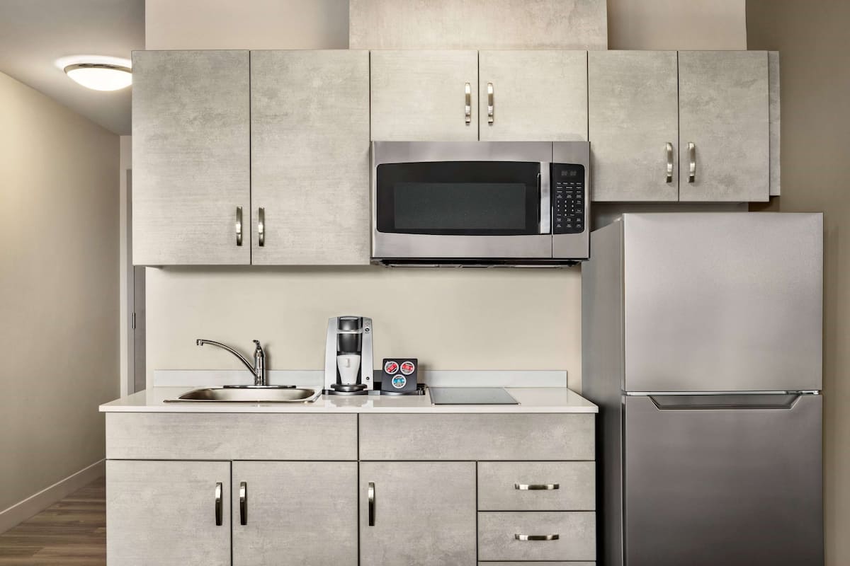 desk, laptop workspace, wifi, bed sheets