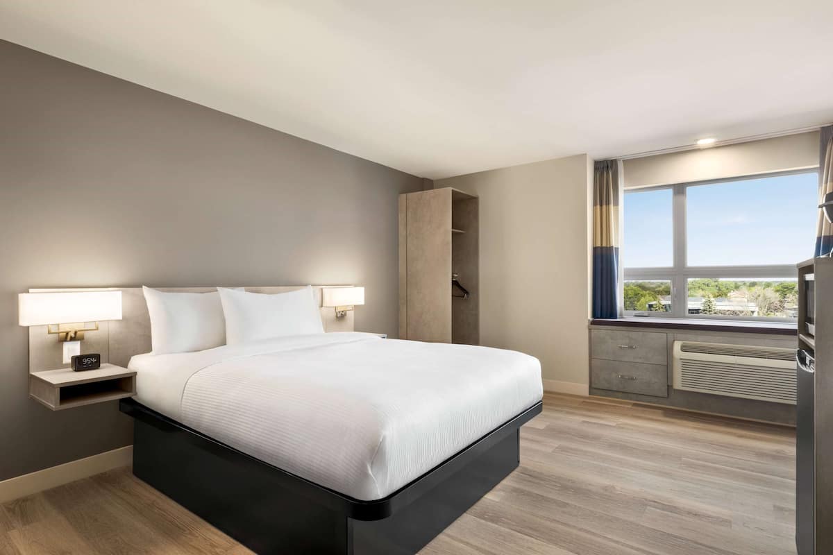 desk, laptop workspace, wifi, bed sheets