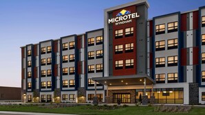 Ett hotell med flera våningar, med en tydlig skylt som visar texten ”MICROTEL WYNDHAM”.