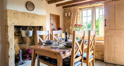 Honeysuckle Cottage - sleeps 4 guests in 2 bedrooms