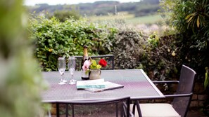 Outdoor dining - Honeysuckle Cottage - sleeps 4 guests  in 2 bedrooms (Blockley)