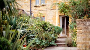 Property grounds - Honeysuckle Cottage - sleeps 4 guests  in 2 bedrooms (Blockley)