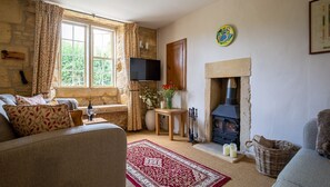 TV, fireplace, DVD player, books - Honeysuckle Cottage - sleeps 4 guests  in 2 bedrooms (Blockley)