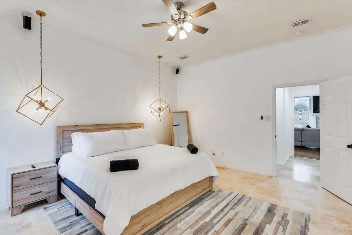 5 chambres, bureau, fer et planche à repasser, lit parapluie