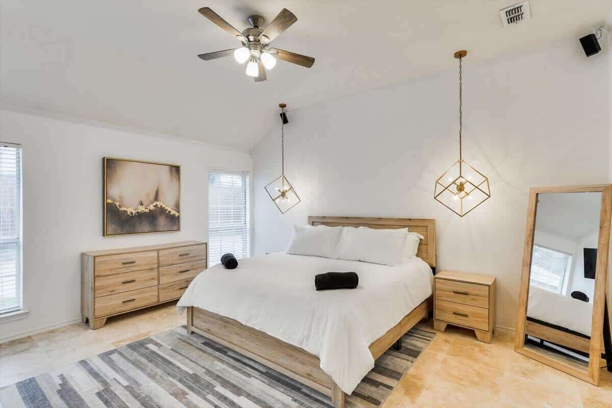 5 bedrooms, desk, iron/ironing board, travel cot