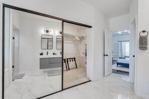 6 habitaciones, escritorio y tabla de planchar con plancha 