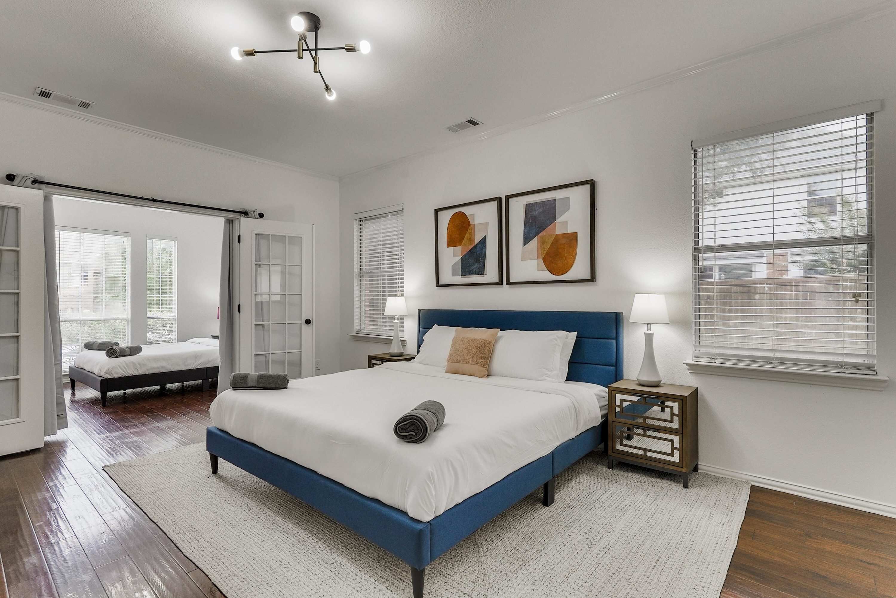 6 makuuhuonetta, työpöytä, silitysrauta/-lauta, vauvan matkasänky