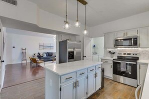 Refrigerador, microondas, horno y parrilla de estufa 