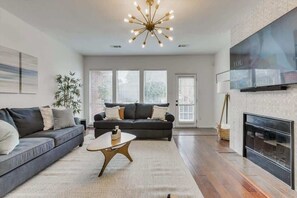 Televisión, chimenea, videojuegos y oficina 