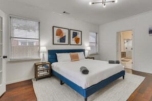 6 Schlafzimmer, Schreibtisch, Bügeleisen/Bügelbrett, Reisekinderbett