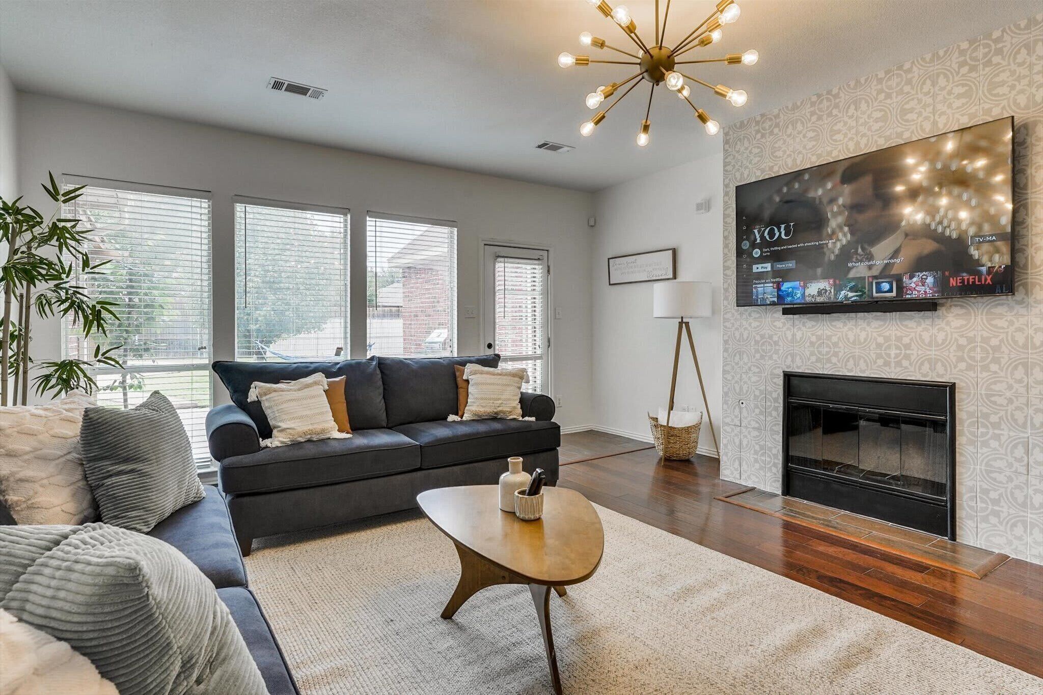 Televisio, takka, videopelejä, työhuone