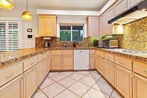 Frigorífic, microones, forn i placa de cuina 