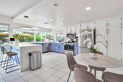 Zen Oasis! 6BR - Custom Pool, Volleyball, BBQ