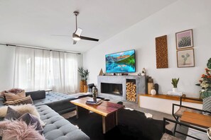 Televisión, chimenea, oficina