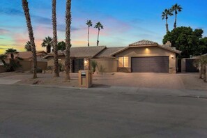 Exterior - Luxury La Quinta Oasis - Relax Saltwater Pool & Spa, BBQ, Firepit Lic # 65676 (La Quinta)