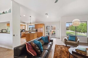 電視、壁爐、Hulu、串流服務