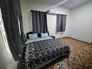 3 habitaciones, tabla de planchar con plancha, wifi y ropa de cama 