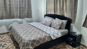 3 habitaciones, tabla de planchar con plancha, wifi y ropa de cama