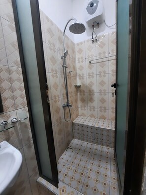 Dusche, Handtücher, Seife, Toilettenpapier