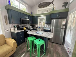 Frigorífico, microondas, horno y placa de cocina