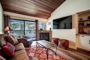 Condo, 2 chambres | Aire de séjour