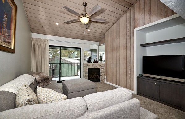 Condo, 2 Bedrooms | Living area