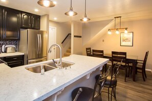 Condo, 2 quartos | Cozinha privada