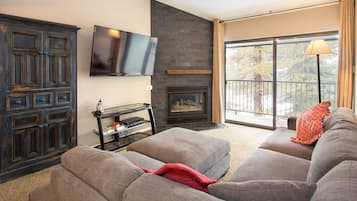 Condo, 2 Bedrooms | Living area