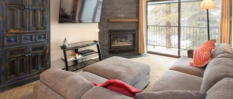 Condo, 2 chambres | Aire de séjour