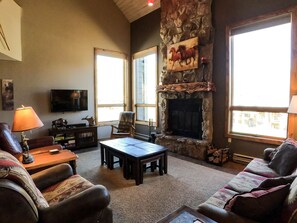 Smart TV, fireplace, DVD player - Epic Mountain Views! End Unit! 2 Miles North of Purgatory! Heated Pool ! (durango)