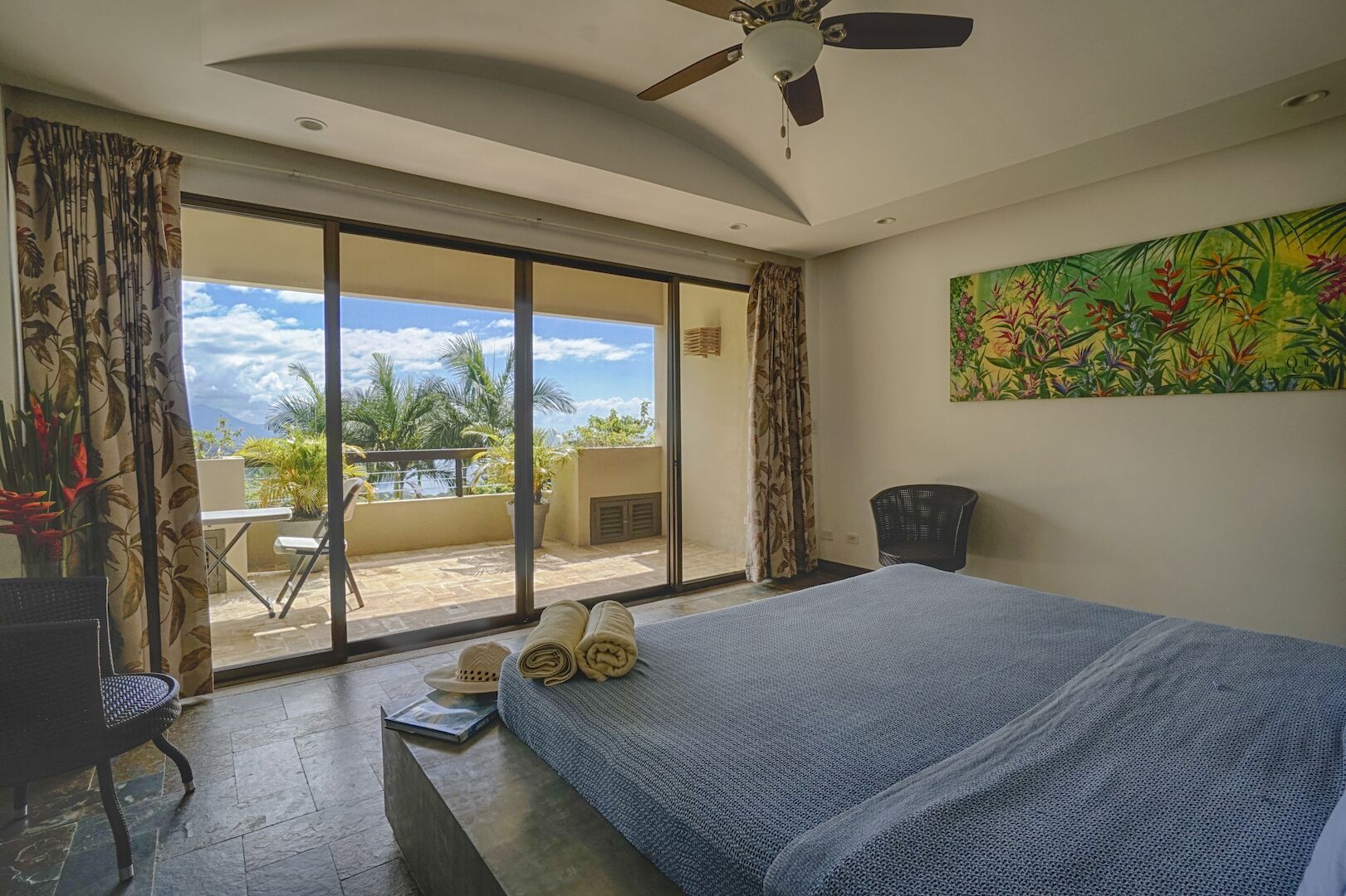 4 chambres, coffres-forts dans les chambres, bureau