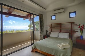 4 habitaciones, caja de seguridad en la habitación y escritorio 