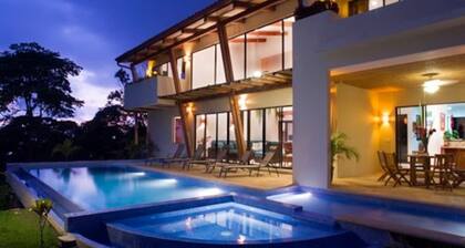 Beautiful Rainforest Villa Overlooking Costa Rica's Pacific Coast: Casa Buendia