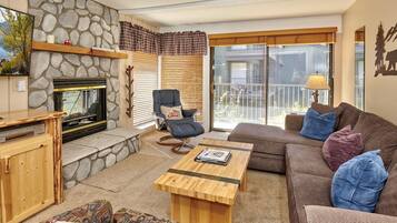 Condo, 1 Bedroom | Living area