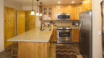 Condo, 1 Bedroom | Private kitchen