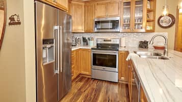 Condo, 1 Bedroom | Private kitchen | Fridge, oven, coffee/tea maker, toaster