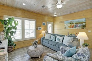 TV, offices - Toucan Tango- Golf Cart Friendly | 3BD Home! (Port Aransas)