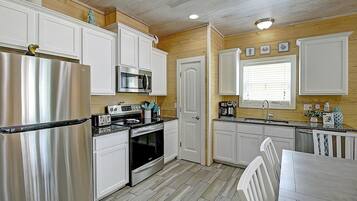 Refrigerador, microondas, horno, placa de cocina