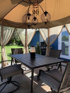 Outdoor dining - Piece of Paradise 4 BR w/ Gym, Jacuzzi, & Theater! (Port St. Lucie)
